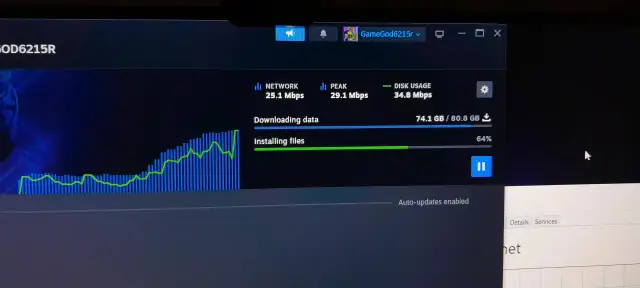 Monitor pokazuje pobieranie gry na Steam. Sieć działa z prędkością 25.1 Mbps, a dysk jest obciążony w 34.8 Mbps. Jak przyśpieszyć pobieranie na Steam?