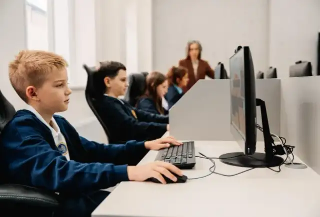 Lekcje w technikum informatycznym: Program nauczania i przedmioty