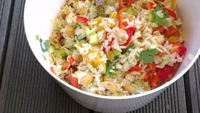 Bunter Reissalat mit Paprika, Erbsen und Cashewkernen. Ein köstliches Reissalat Rezept für den Sommer.