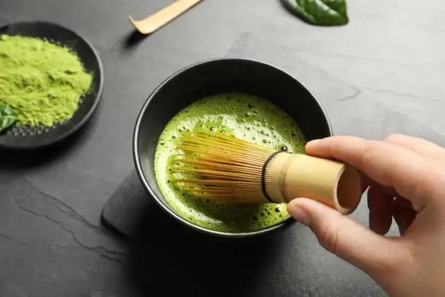 Przygotowanie matcha, czyli zielonej herbaty w proszku, wymaga specjalnego bambusowego mieszadła.