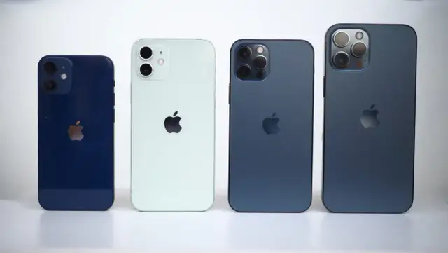Quatre iPhones de la gamme iPhone 12, du plus petit au plus grand, en bleu nuit, vert pâle et deux bleus foncés.
