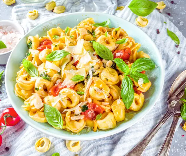 Z czym podać tortellini z pomidorami i mozzarellą, by zachwycić smakiem?