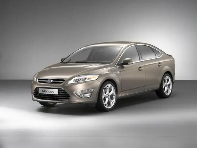 Ile litrów w baku Forda Mondeo? Zasięg i rezerwa dla każdej generacji
