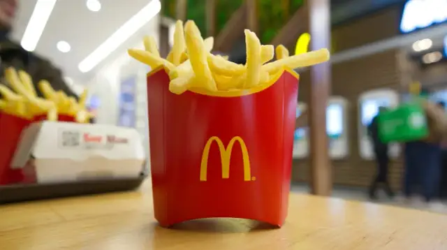 Ile kosztują duże frytki w McDonald's? Sprawdź ceny i różnice!