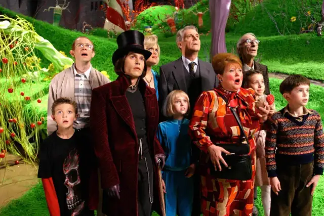 Charlie i fabryka czekolady aktorzy: Willy Wonka, Charlie Bucket i inni uczestnicy wycieczki z zachwytem patrzą na magiczną fabrykę.