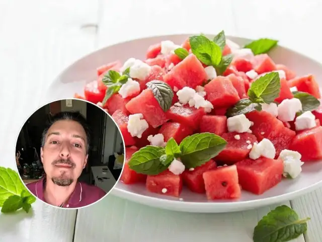 Un hombre sonriente se asoma junto a una refrescante ensalada de sandía con queso feta y menta. ¡Perfecta para el verano!