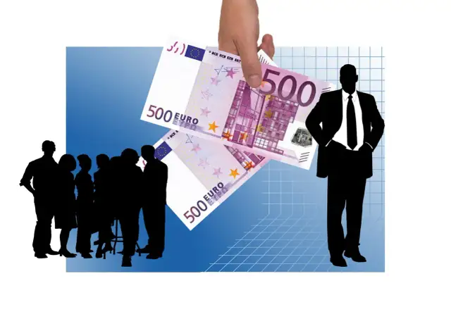 Grupa ludzi patrzy na banknoty 500 euro, które ktoś trzyma w ręku. Jeden mężczyzna w garniturze stoi z boku, jakby czekał na swój regres.