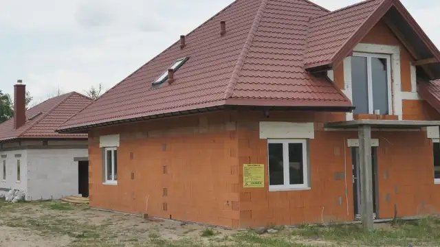Ile kondygnacji ma dom parterowy z poddaszem użytkowym? Odpowiedź zaskoczy