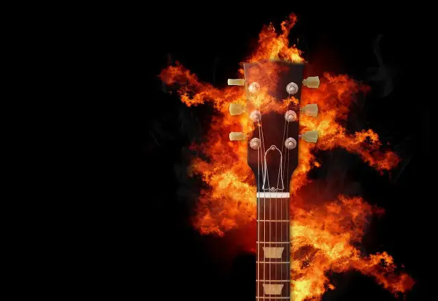 Gitarowa główka otoczona płomieniami, gotowa do zagrania ognistych power chords.