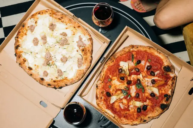 Dwie pyszne pizze: jedna biała z kiełbasą i ziemniakami, druga czerwona z oliwkami i karczochami. Takie są pizze na wieczór!