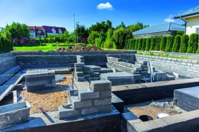 Ile betonu na fundamenty domu 100m2? Oblicz dokładnie, uniknij strat