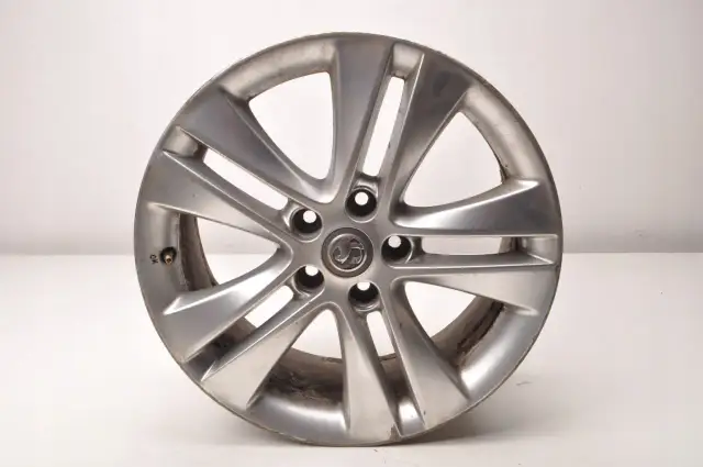 Srebrna felga aluminiowa do Opla Astry J. Rozstaw śrub 5x115.