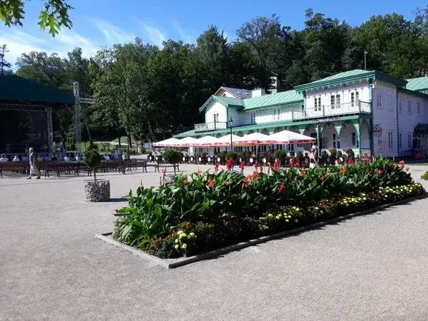 Gdzie zjeść w Iwoniczu-Zdroju? Odkryj najlepsze restauracje