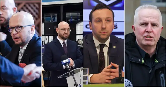 Czterech mężczyzn w garniturach i kurtce, jeden ściska dłoń.