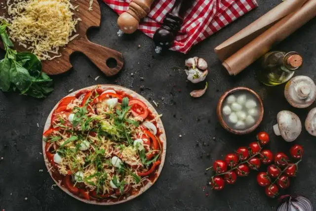Jak jeść pizzę we Włoszech: zasady i zwyczaje, które zaskoczą