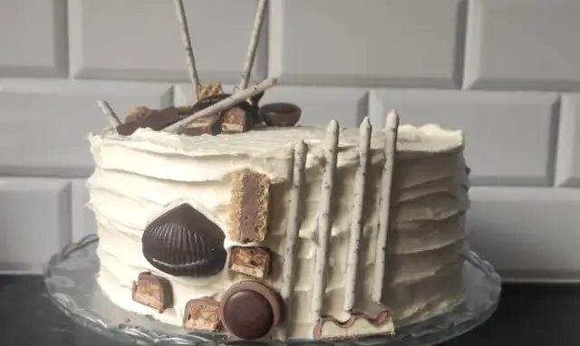 Pyszny tort z chrupką, udekorowany batonikami, czekoladkami i wafelkami. Idealny na każdą okazję!