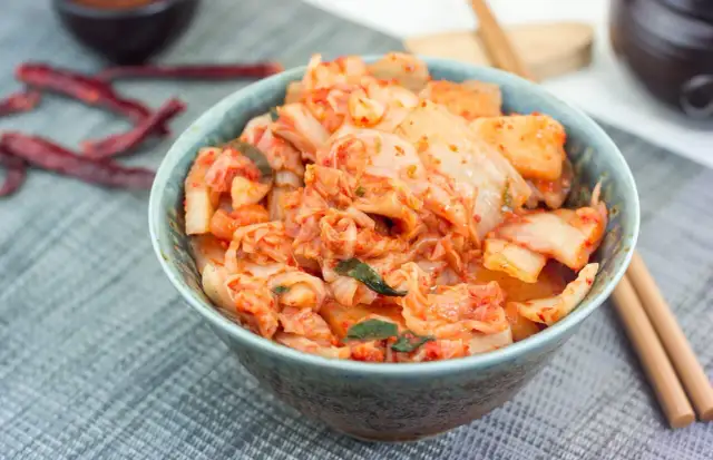 Miseczka z kimchi, obok pałeczki.