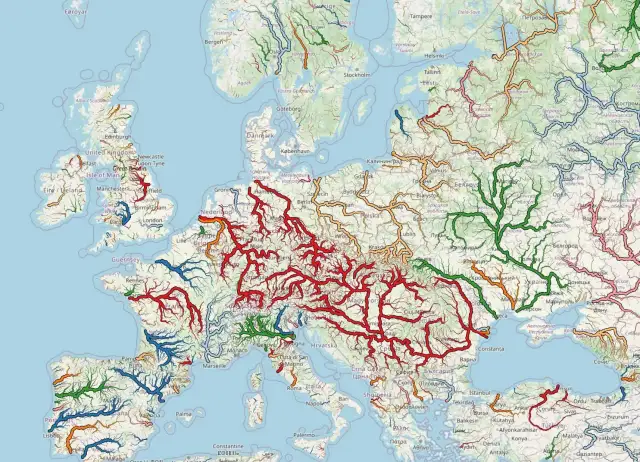 Mapa Europy z zaznaczonymi rzekami. Czerwone linie symbolizują rzekę Ren i jej dopływy, tworząc gęstą sieć wodną.