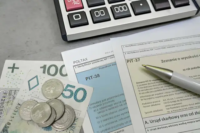 Zestawienie dokumentów podatkowych PIT-37 i PIT-38, pieniądze i kalkulator. Czas na rozliczenie zaliczki na podatek dochodowy.