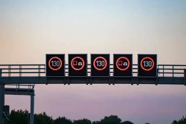 Co odwołuje limit prędkości? Obal mity, jeźdź pewnie!