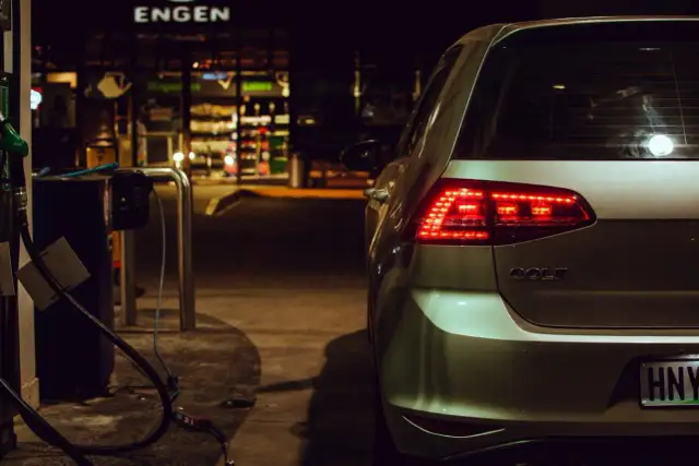 Samochód Golf na stacji paliw. Czas na decyzję: diesel czy benzyna?