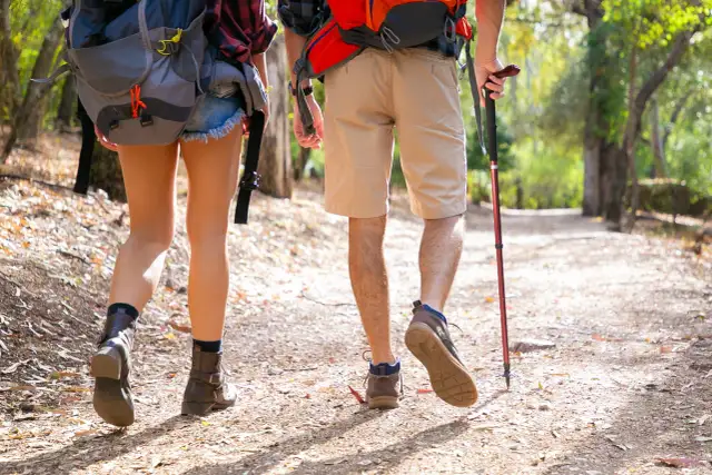 Jak chodzić z kijami trekkingowymi? Opanuj technikę i oszczędź kolana!