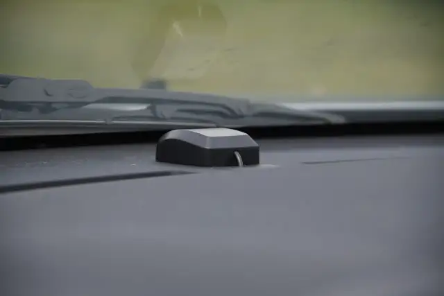 Antena GPS umieszczona na desce rozdzielczej, blisko przedniej szyby, zapewnia dobry odbiór sygnału.