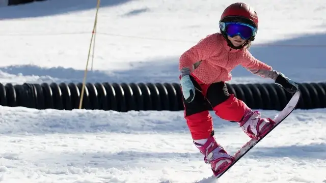 Jak nauczyć dziecko jazdy na snowboardzie bez frustracji i kontuzji