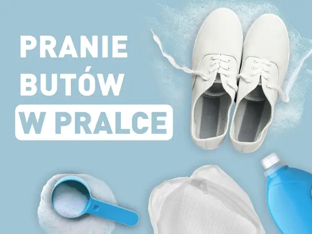 Białe trampki gotowe do prania w pralce. Obok proszek, worek i płyn do prania.