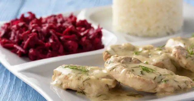 Polędwiczki w sosie chrzanowym z koperkiem, podane z buraczkami i ryżem. Pyszny obiad gotowy!