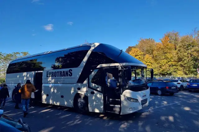 Autobus czy autokar? Poznaj kluczowe różnice i wybierz mądrze