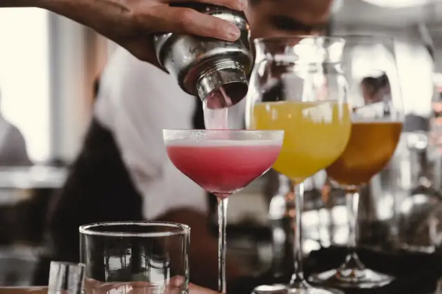 Ile zarabia barman w hotelu? Zaskakujące fakty o wynagrodzeniach