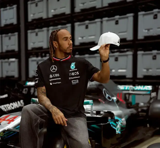 Oficjalny sklep Mercedes AMG F1 – odkryj unikalne akcesoria i odzież