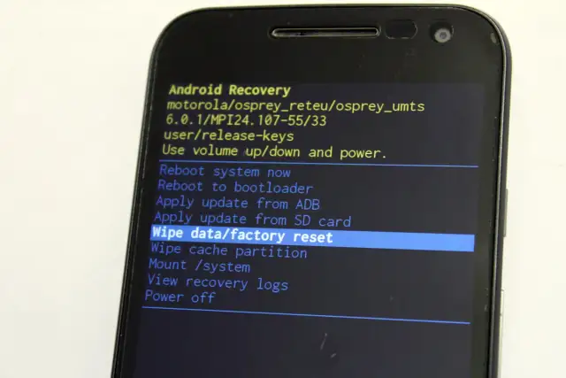 Ekran Android Recovery z opcją "Wipe data/factory reset" – to klucz do tego, jak zresetować telefon do ustawień fabrycznych.