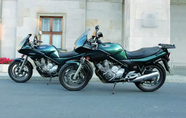 Dwa zielone motocykle Yamaha XJ6 Diversion stoją obok siebie. Ich dane techniczne są imponujące, a wygląd zachwyca.
