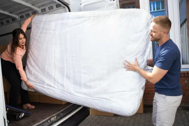 Jak przewieźć materac piankowy? Rolowanie, pakowanie, bezpieczny transport