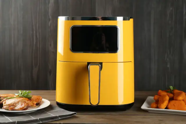 Żółty air fryer, który pozwala przygotować chrupiące frytki i kurczaka. Dowiedz się, air fryer co to jest i jak działa!
