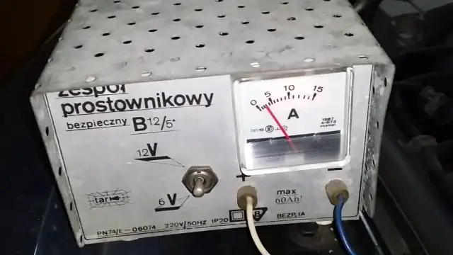Kiedy akumulator jest naładowany? Rozpoznaj sygnały prostownika!