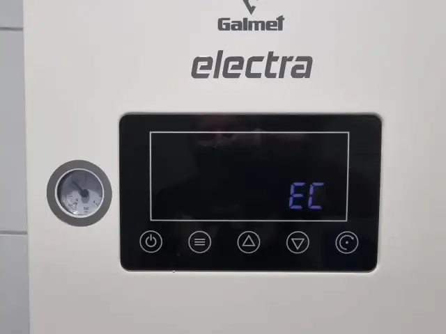 Panel sterownika Galmet Electra. Na wyświetlaczu litery "EC". Manometr wskazuje ciśnienie.