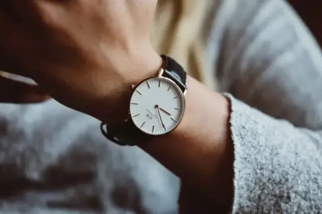 Jak nosić zegarek damski z bransoletą, by wyglądać elegancko i modnie