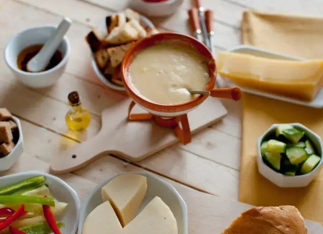 Jaki ser do fondue wybrać - Poznaj sekrety idealnie gładkiej masy