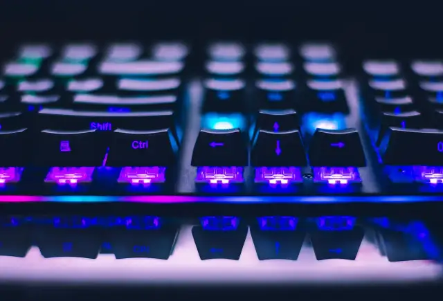 Klawiatura z fioletowym podświetleniem. Strzałki i klawisze Shift, Ctrl świecą. Komputer nie chce się włączyć, mimo że klawisze wyglądają na gotowe do akcji.