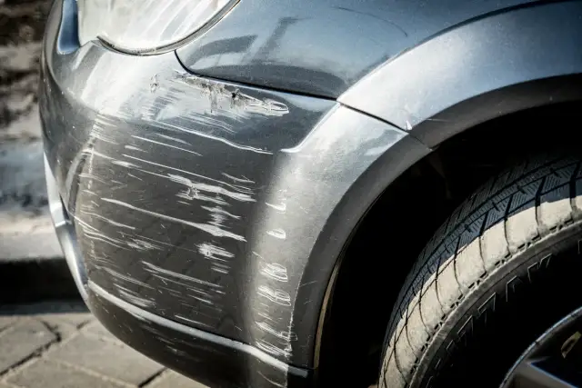 Pęknięty zderzak plastikowy z licznymi zarysowaniami. Dowiedz się, jak naprawić pęknięty zderzak plastikowy domowym sposobem.