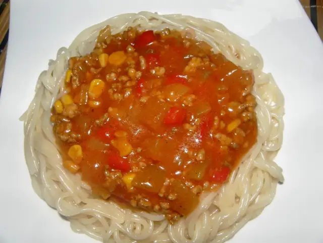 Proste spaghetti z sosem słodko-kwaśnym, które zachwyci każdego