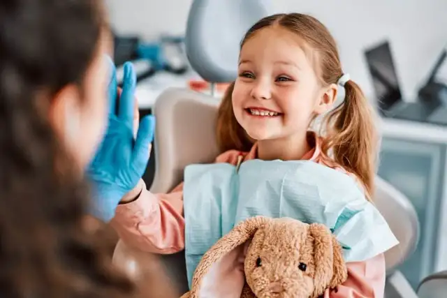 Kiedy z dzieckiem do dentysty? Nie przegap kluczowych momentów!