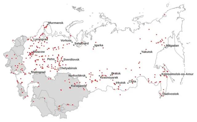 Mapa ZSRR z czerwonymi kropkami oznaczającymi łagry. Widać rozmieszczenie łagrów od Murmańska po Władywostok.