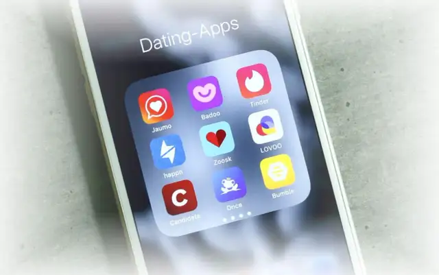 Smartphone-Bildschirm mit Icons verschiedener Dating-Apps wie Tinder, Badoo und Lovoo.
