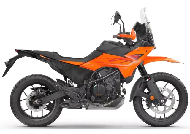 Pomarańczowy motocykl **KTM 390 Adventure** gotowy na przygodę.