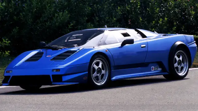 Niebieski Bugatti EB110 z charakterystycznymi wlotami powietrza i felgami, gotowy do jazdy.