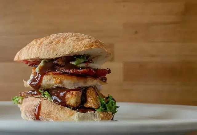 Ile piec burgery w piekarniku, aby były soczyste i idealne?